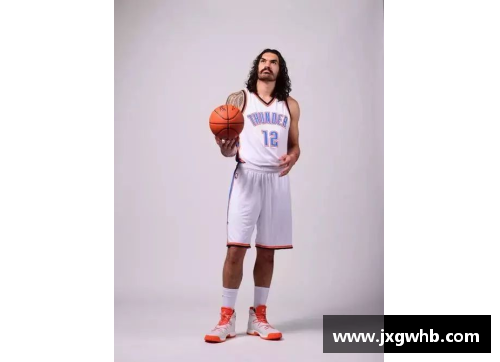 NBA时装潮流新风尚：明星球员如何用穿搭诠释赛场魅力